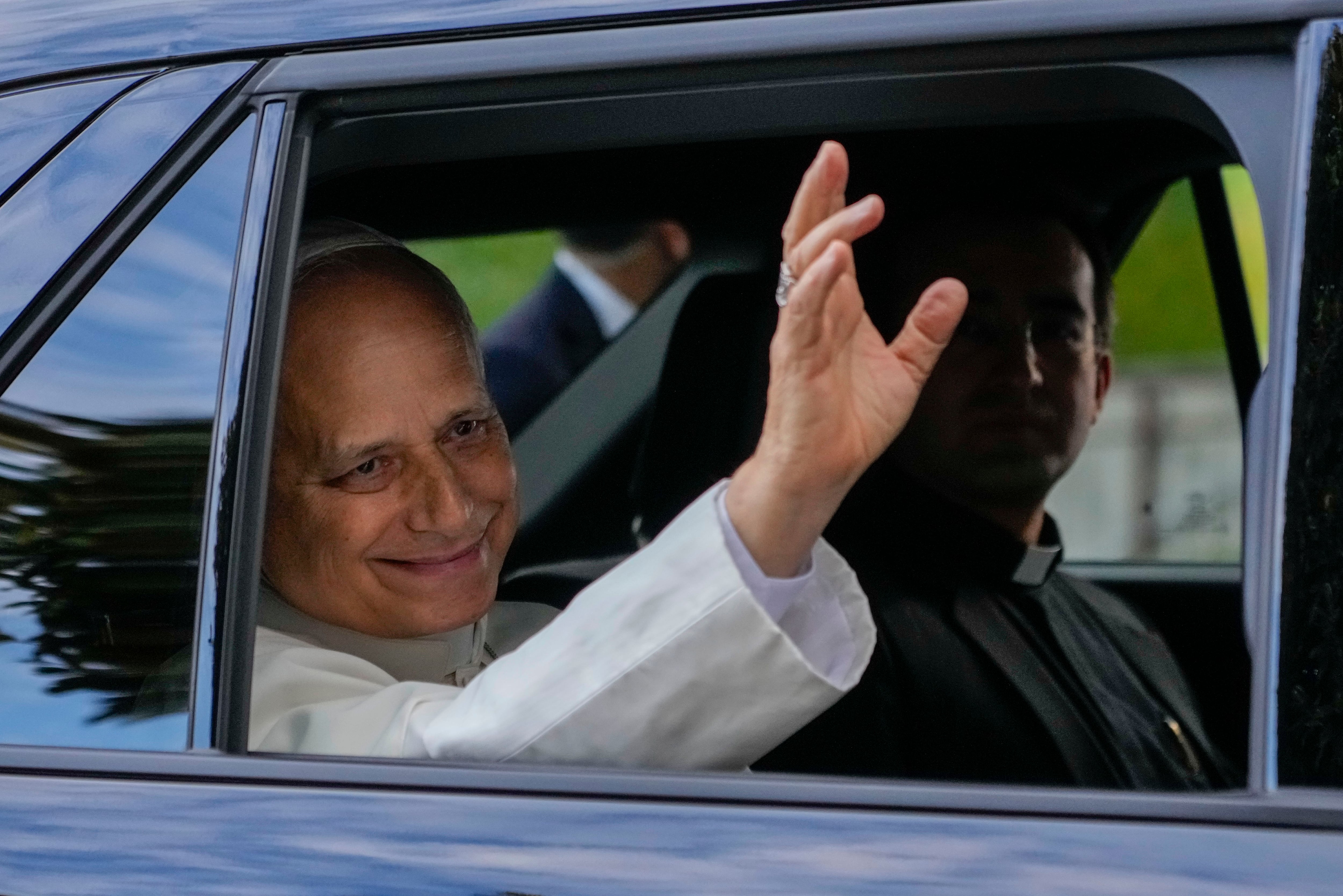 El papa León XIV sale de la Policlínica Agostino Gemelli en Roma, el sábado 17 de octubre de 2026, tras su operación del martes para retirar un tumor cancerígeno. (AP Foto/Gregorio Borgia)