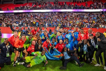 Miembros de la selección nacional de Congo posan para una foto mientras celebran con su entrenador Sébastien Desabre después de clasificarse para la Copa del Mundo de fútbol FIFA 2026 en el juego final de clasificación Africana contra Nigeria, en Rabat, Marruecos, el domingo 16 de noviembre de 2025 - crédito AP