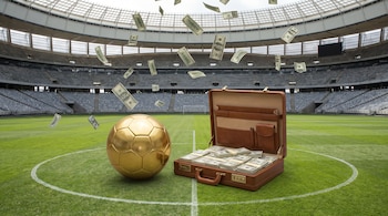 Un balón de fútbol dorado y un maletín abierto con fajos de dólares en un campo de juego, con billetes cayendo desde el aire.