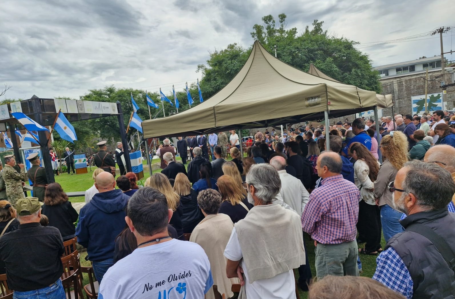 El lugar estuvo colmado de veteranos y de familiares de caídos, a quienes también se les entregó un recuerdo