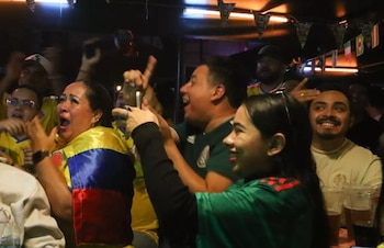 Turistas colombianos disfrutan el juego de Colombia contra Uzbekistán en un bar de la CDMX.
Crédito: Camila Ayala / Cuartoscuro