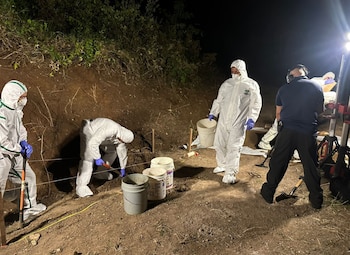 Sitio donde fue ubicado el cuerpo de la joven nicaragüense. Expertos del OIJ encargados de la extracción de los restos. Cortesía: OIJ