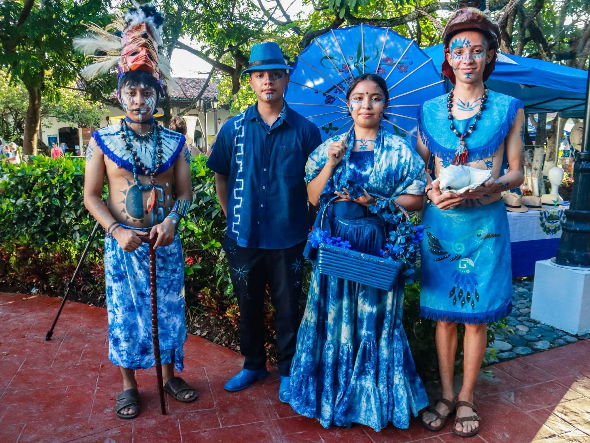 Los jóvenes residentes de Suchitoto portan con orgullo sus prensas teñidas con añil (Foto cortesía alcaldía de Cuscatlán Norte)