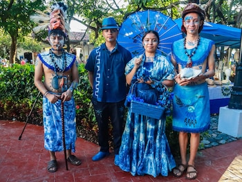 Los jóvenes residentes de Suchitoto portan con orgullo sus prensas teñidas con añil (Foto cortesía alcaldía de Cuscatlán Norte)