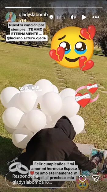Una mujer de espaldas con ropa oscura se arrodilla junto a una tumba en un parque, rodeada de globos blancos y una fotografía. La imagen contiene texto y emojis