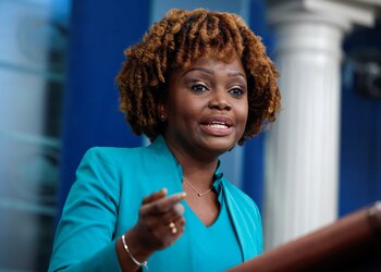 La portavoz de la Presidencia, Karine Jean-Pierre, le lanzó una indirecta McCarthy al aludir a la frágil posición que tiene dentro de su propio partido después de que un grupo de diputados ultraconservadores se opusiera a su elección como presidente de la Cámara Baja. (REUTERS)