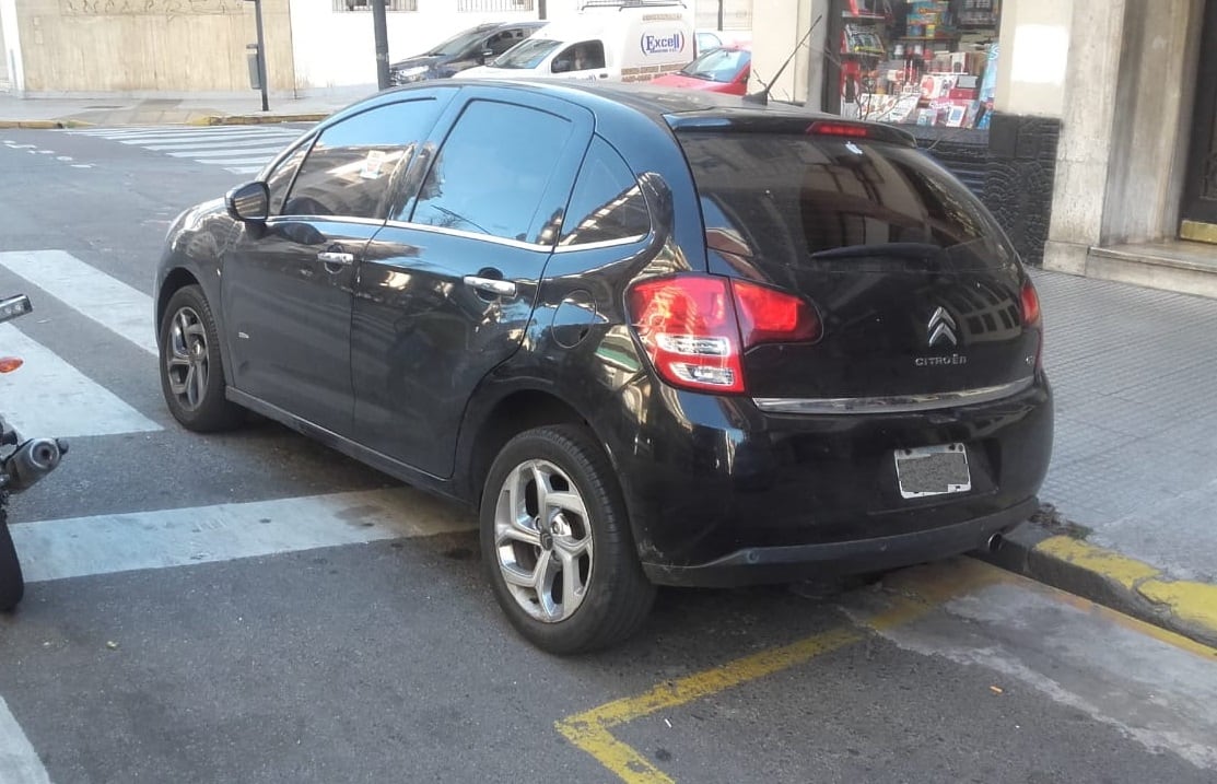 Un auto estacionado sobre la senda peatonal es una infracción leve de hasta 100 UF, equivalentes a $224.900