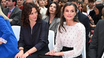 La reina Letizia mantiene su apuesta por la moda circular con una blusa que no llevaba desde 2018: suma un tacón bajo de estreno para combatir sus dolencias