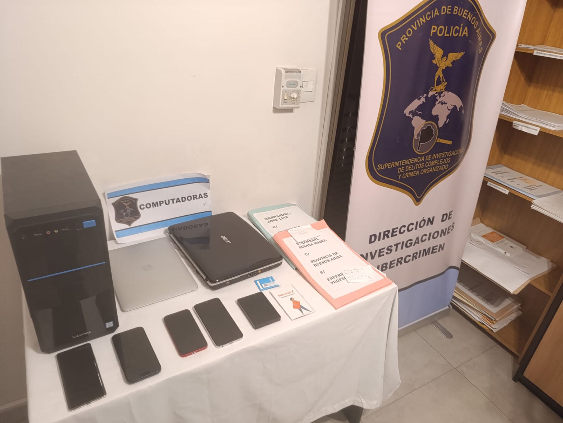 Elementos incautados tras la detención de un abogado en Quilmes, acusado de falsificar identidades para obtener créditos millonarios