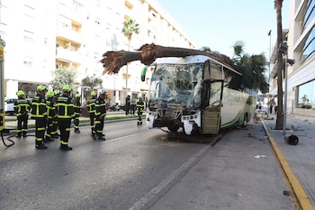 09/10/2023 Imagen del autobús que perdió el control a la entrada de Cádiz causando tres fallecidos y dos heridos, a 09 de octubre del 2023 en Cádiz (Andalucía, España). Un autobús ha causado un accidente de tráfico en la entrada de Cádiz, por el segundo puente, y ha dejado de momento un saldo de tres fallecidos, a la espera de conocer el balance definitivo de personas afectadas, que en principio parecen haber sido atropelladas. Además, otras dos personas han resultado heridas de carácter muy grave.
POLITICA
Nacho Frade - Europa Press
