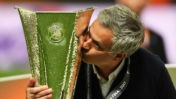Mourinho ganó la UEFA Europa League durante su etapa como entrenador de los Diablos Rojos (X/MUFC)