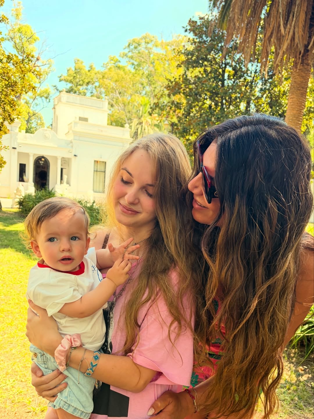 Las imágenes del cumpleaños de Morrison reflejaron el fuerte vínculo entre Flor de la V y su familia ensamblada