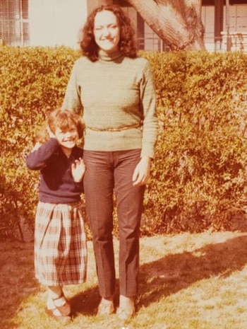 Connie Ansaldi siendo una niña abrazada por su mamá, a quien recuerda a 30 años de su muerte (Instagram)