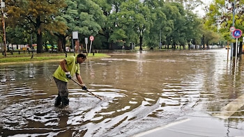 Cortes de luz, accesos anegados y complicaciones en la circulación afectan al AMBA por las fuertes lluvias