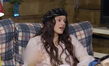 Rosalía fumando en el pódcast