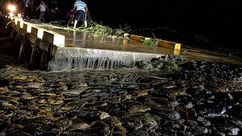 Las precipitaciones recientes provocaron un severo socavamiento en el acceso del puente La Bomba, en Siuna, después de que el nivel del río Mati superara la altura de la estructura.