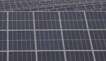 Paneles solares de la planta Andévalo de Iberdrola, en Huelva. (María José López/Europa Press)