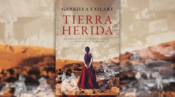 Portada de libro Tierra Herida de Gabriela Exilart. Muestra una mujer de espaldas con vestido rojo y trenza, ante un paisaje sepia con ilustraciones históricas.