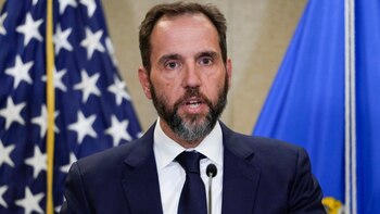 El fiscal especial Jack Smith durante una conferencia de prensa sobre la acusación formal al expresidente Donald Trump, el 1 de agosto de 2023, en la oficina del Departamento de Justicia, en Washington. (AP Foto/J. Scott Applewhite, Archivo)