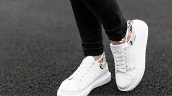 Zapatillas blancas. Foto: Captura