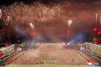 Fuegos artificiales durante la parada militar en la Plaza Kim Il Sung de Pyongyang (KCNA vía Reuters)