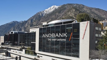 Andbank, el banco que planta cara a Florentino y respalda a Riquelme para la presidencia del Real Madrid