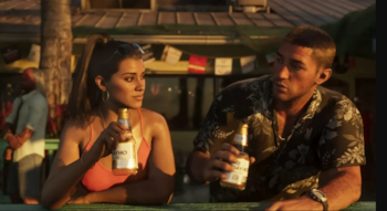 Un hombre y una mujer sostienen botellas de cerveza mientras se miran apoyados en una barra durante el atardecer