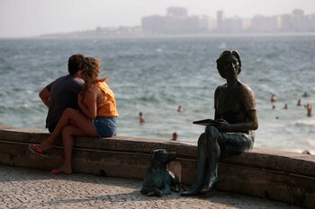 Una pareja observa el mar