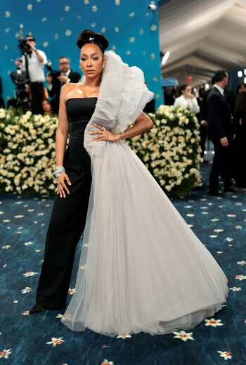 La La Anthony con un vestido negro sin tirantes, de silueta columna, ajustado al cuerpo en la parte superior y con caída recta hasta los pies.