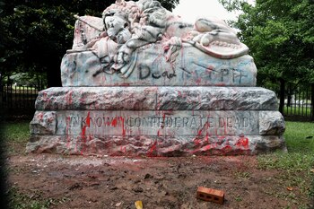 Imagen de un monumento vandalizado