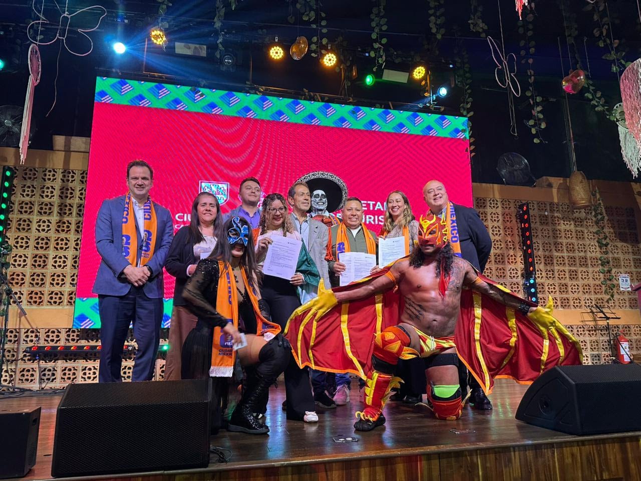 Funcionarios y promotores de la Ciudad de México presentan nuevas rutas aéreas y alianzas culturales en la feria ANATO 2026 en Bogotá, acompañados por artistas para destacar la riqueza de la capital. (SECTUR)