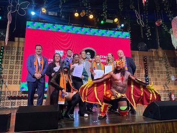 Funcionarios y promotores de la