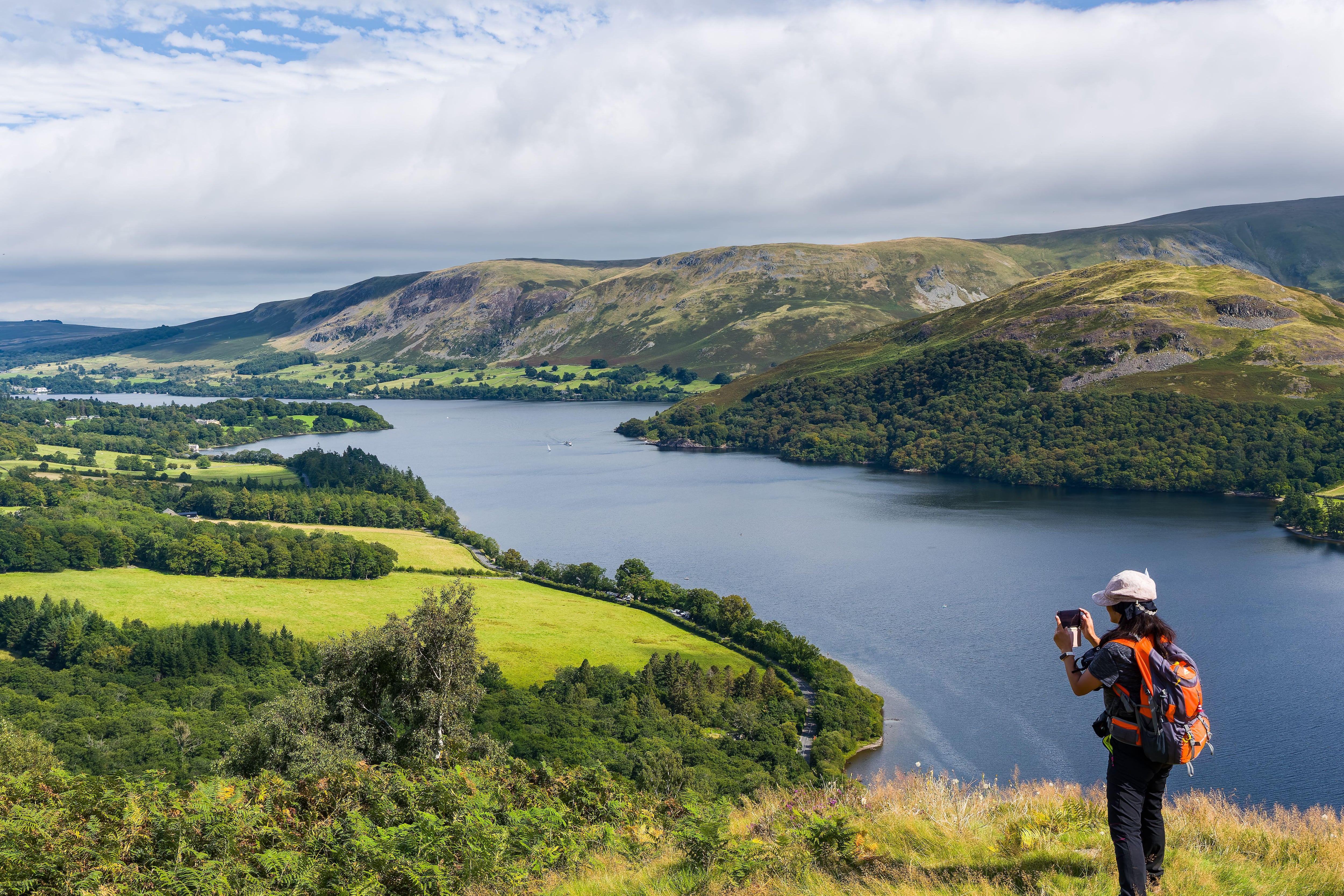 Ullswater en Inglaterra es un lago glaciar de catorce kilómetros en el Distrito de los Lagos y fue fuente de inspiración para el poeta William Wordsworth (Richard Whitcombe)