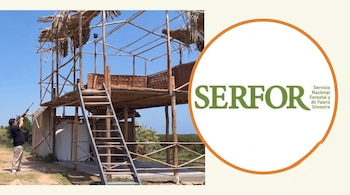 Un hombre apunta con un rifle hacia un ave sobre una estructura de madera, junto con el logotipo de SERFOR dentro de un círculo naranja.