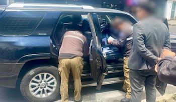 En el marco de una investigación previa por el presunto delito de cohecho, la Fiscalía General del Estado, en coordinación con la Policía Nacional, ejecutó varios allanamientos a inmuebles ubicados al norte de Quito, con el objetivo de recabar indicios
