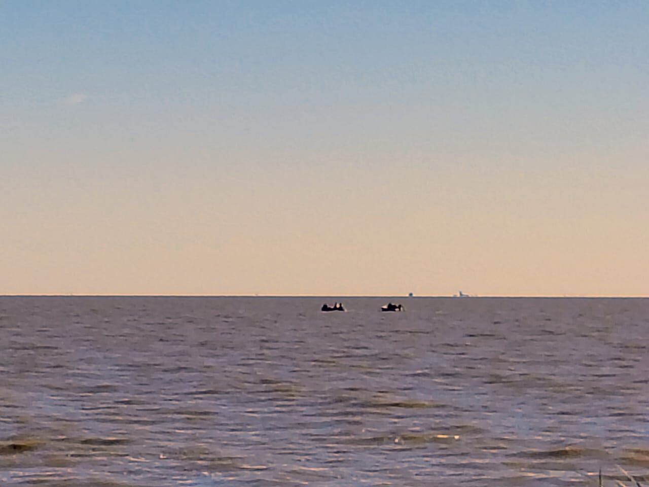 La cuidadora de la playa realizó la denuncia tras el relato de una testigo que observó al joven desvestirse y caminar hacia el río