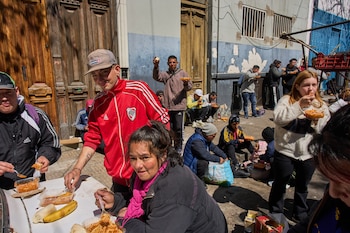 Hasta diciembre del 2001, había SÓLO 137.000 SUBSIDIOS sociales individuales… Entre enero y marzo del 2002, la presidencia Duhalde distribuyó 2 millones de planes sociales para paliar las consecuencias de la crisis de ese entonces. (AP)
