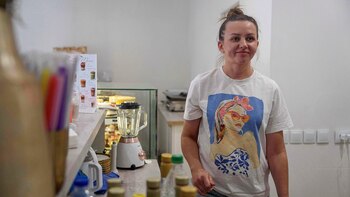 Olena Voronkova recibe pedidos en