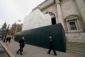 Neoyorquinos caminan frente al Museo