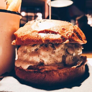 La hamburguesa de Pop's Place,