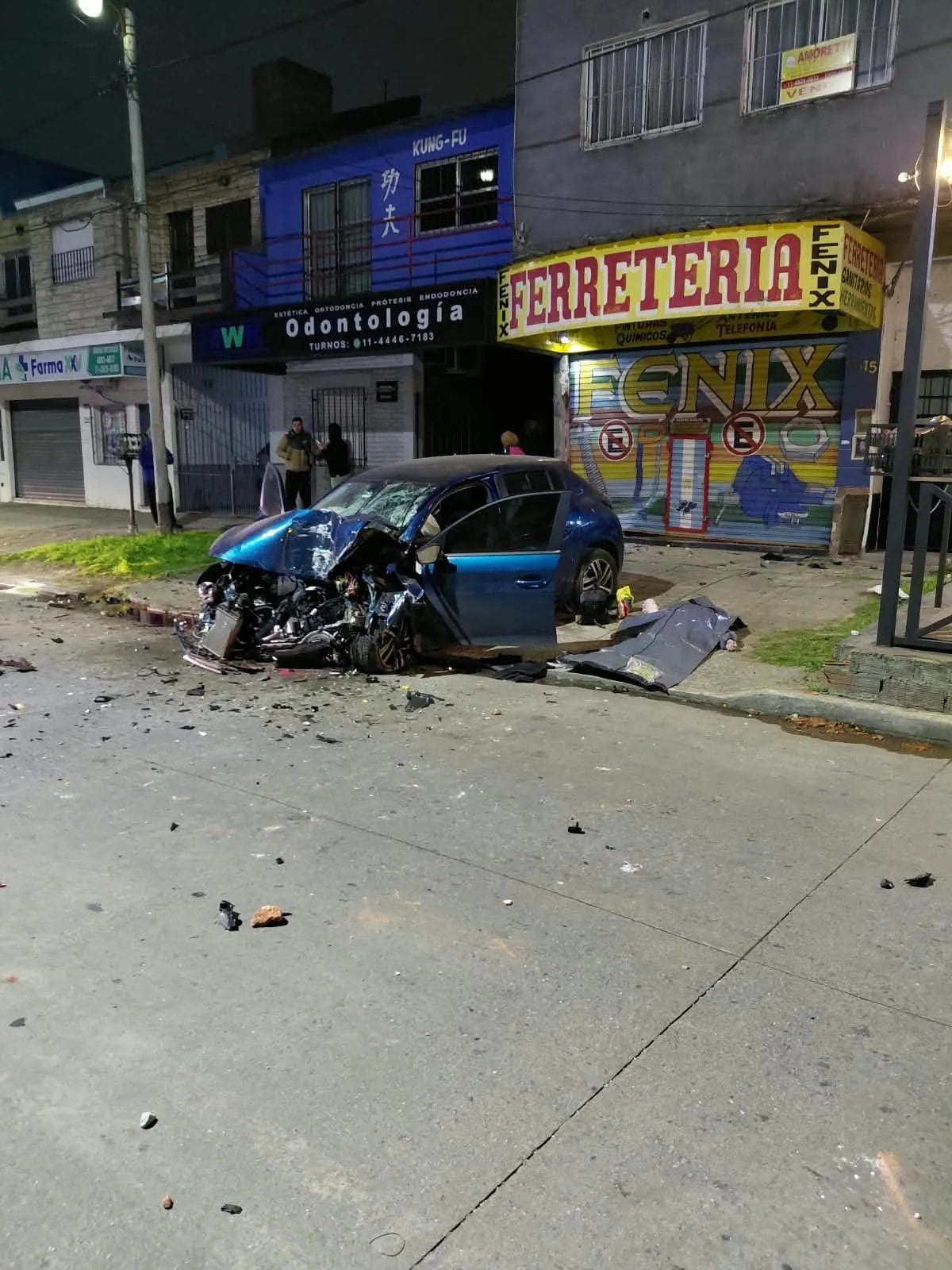 El choque en Quilmes provocó daños en la estructura del local comercial y dejó el auto sobre la vereda con el frente hacia la calle