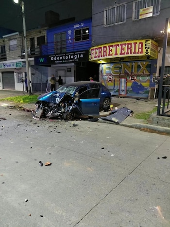 El choque en Quilmes provocó daños en la estructura del local comercial y dejó el auto sobre la vereda con el frente hacia la calle