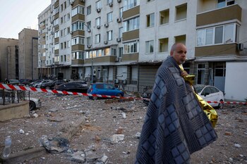 Un hombre junto a su