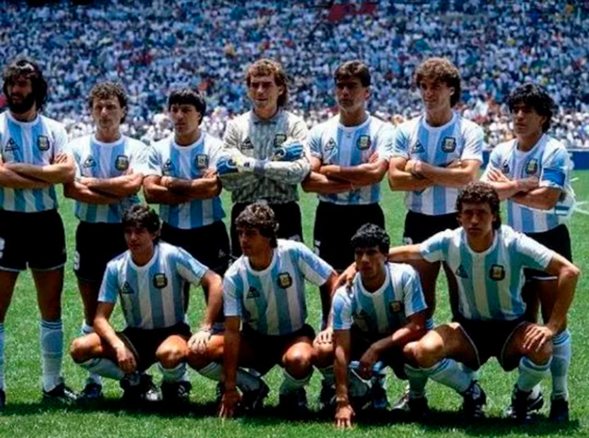 El equipo antes de la final. Parados: Sergio Batista, José Luis Cuciuffo, Julio Olarticoechea, Nery Pumpido, José Luis Brown, Oscar Ruggeri y Diego Maradona. Abajo: Jorge Burruchaga, Ricardo Giusti, Héctor Enrique y Jorge Valdano