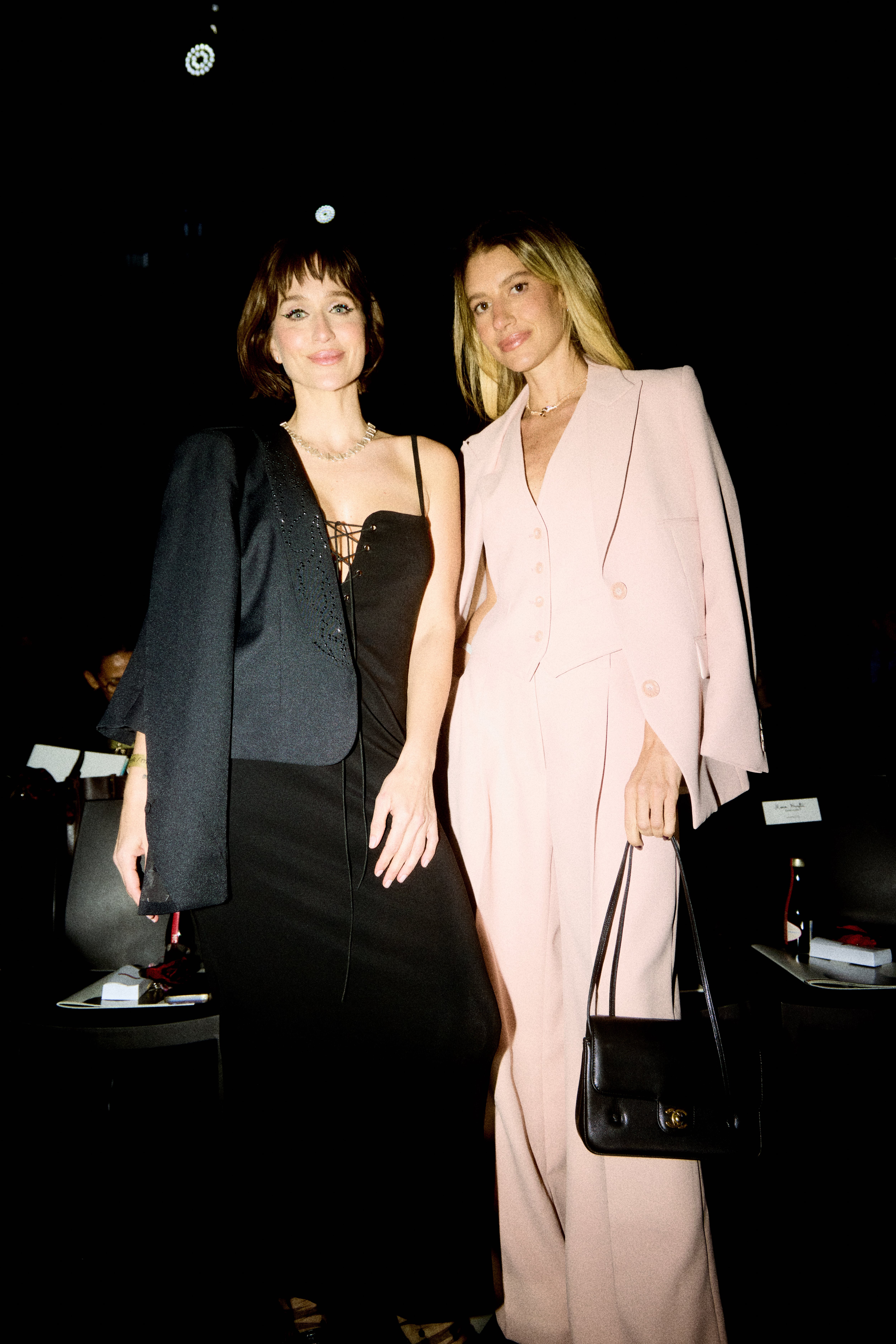 Brenda Gandini y Stefanía Roitman estuvieron presentes en el desfile que marcó un hito en la trayectoria de María Cher en la moda local