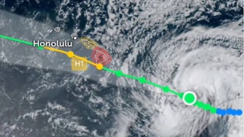 Imagen satelital del océano con sistema de nubes. Superposición de mapa de Hawái con islas resaltadas y texto 'Honolulu'. Línea con puntos verdes y amarillos. Etiqueta 'H1'