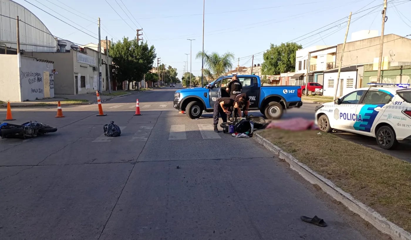 Los dos motociclistas involucrados fueron asistidos por médicos y personal policial en el lugar
