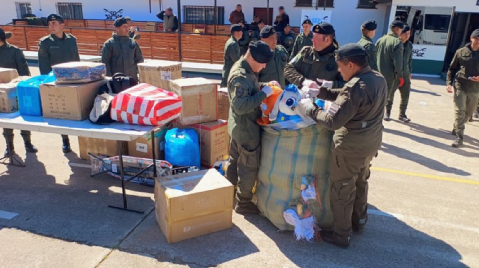 La mercadería incautada en los colectivos de larga distancia fue valuada en alrededor de $550 millones. (Gendarmería Nacional)