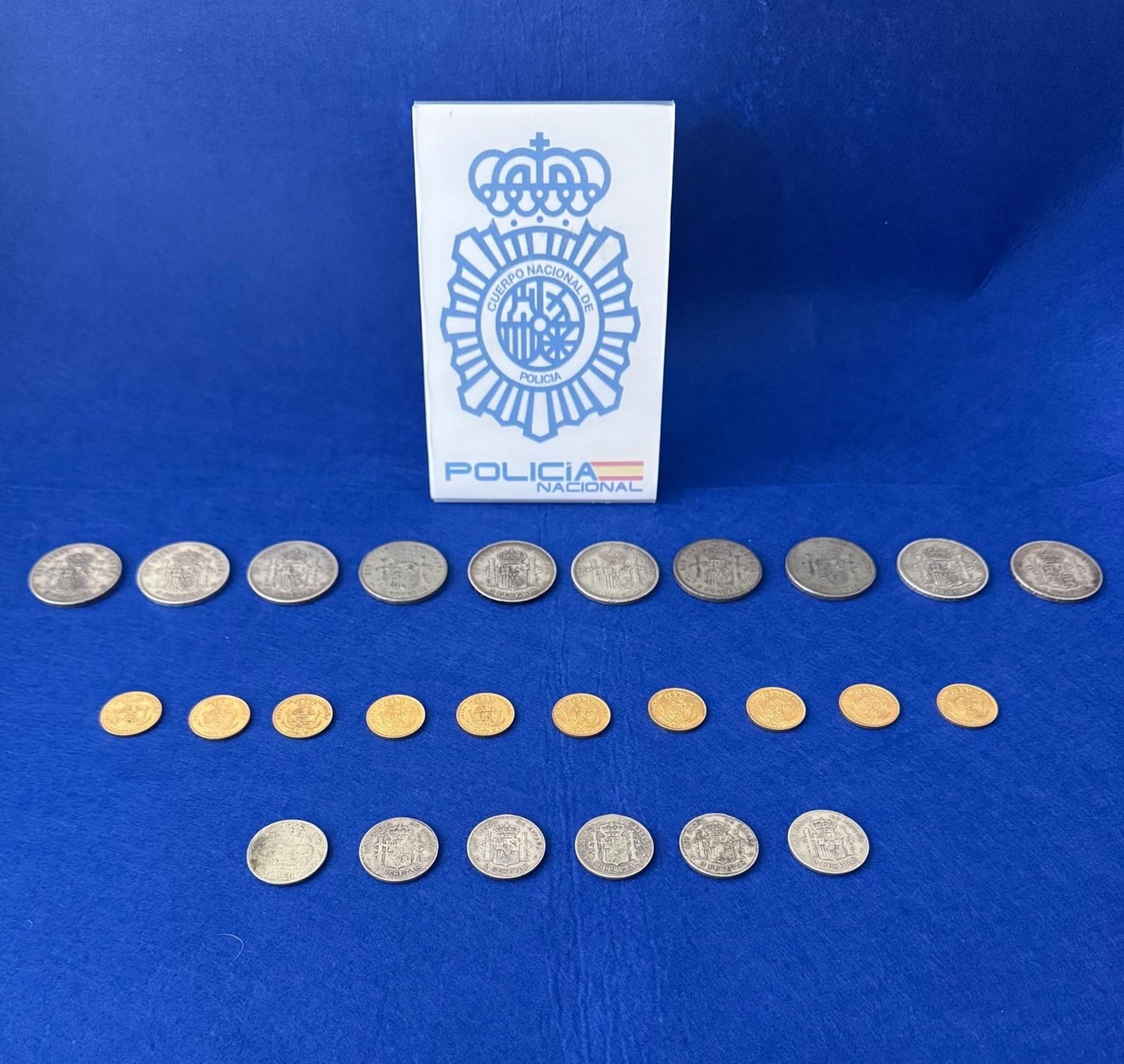 Detenido en León un matrimonio que se apropió monedas de oro de Isabel II valoradas en 10.000 euros