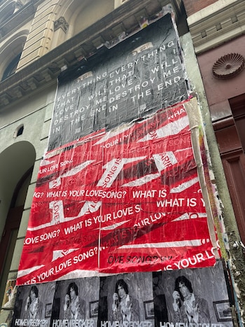 Un mural urbano presenta capas